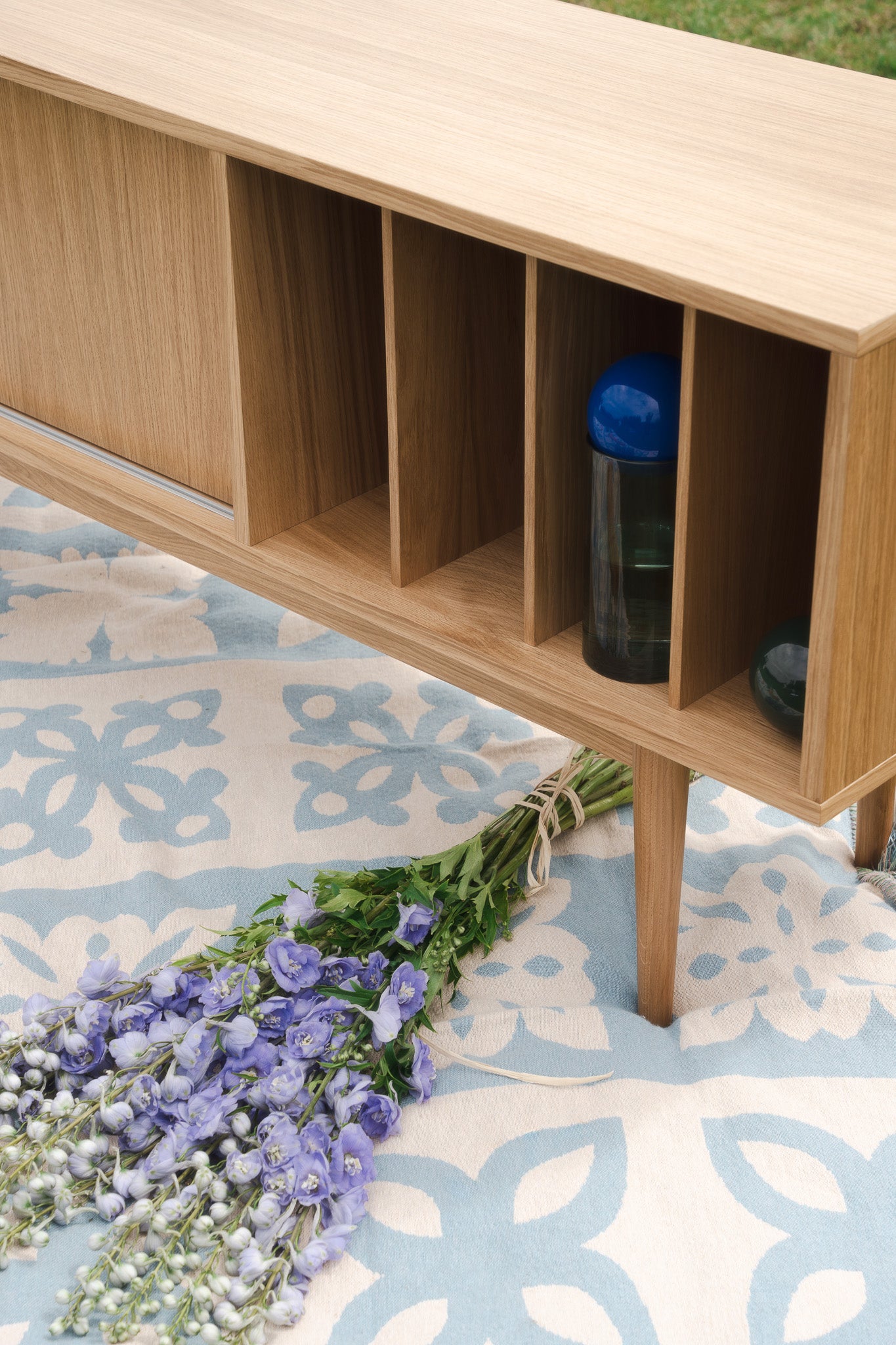 LOTV VINYL SLIDE TV Sideboard