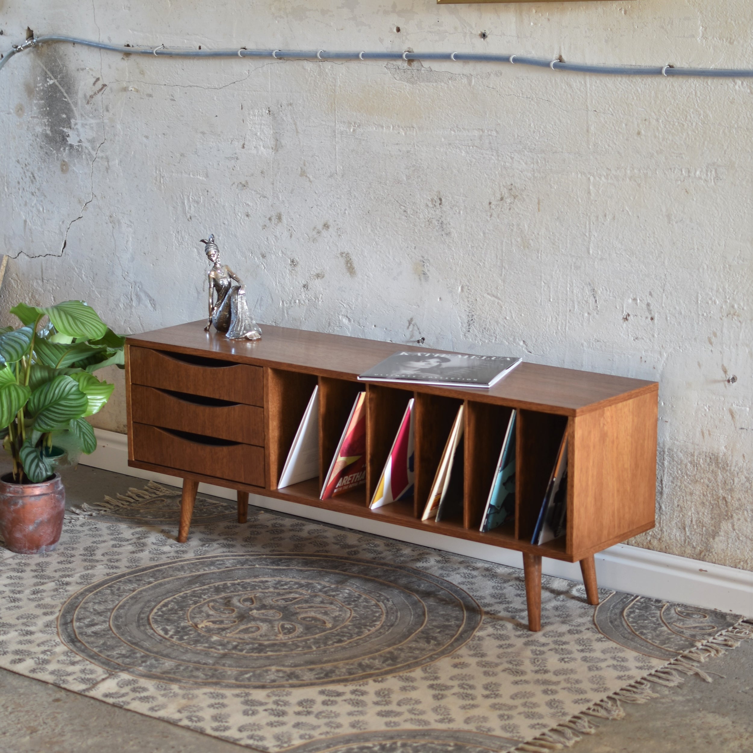 Buffet CLASSY VINYL CHEST de style mid-century, vintage